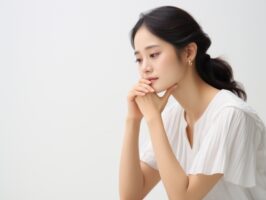 電話占いを躊躇する女性